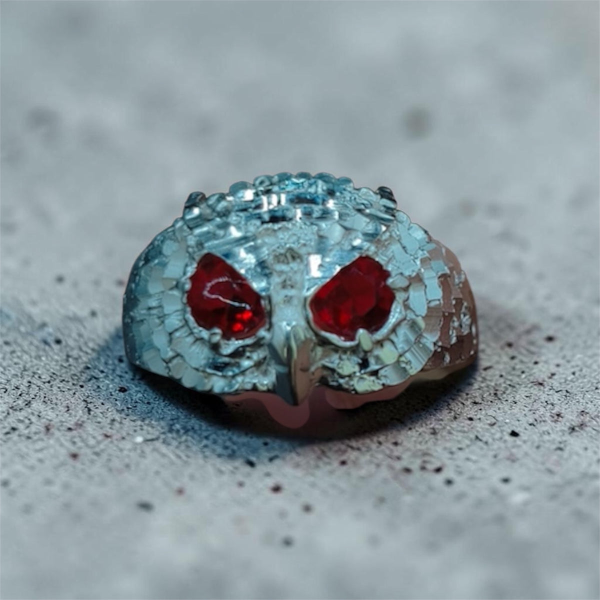 Anillo Búho Rojo — Plata S.925 con Circonia Suiza corte Diamante Roja | Intensidad que se Nota