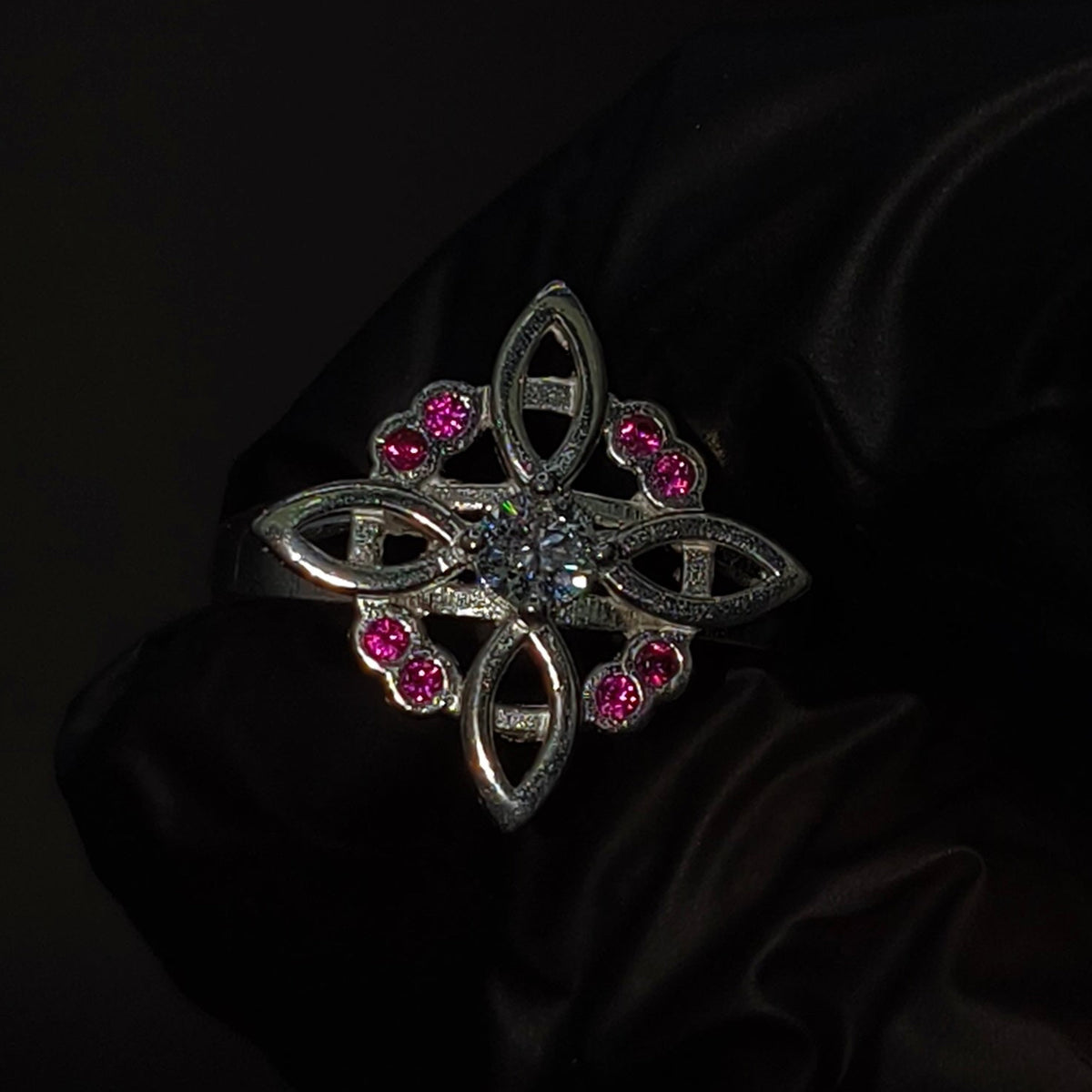 Anillo Nudo de Bruja CZ Rosa Plata
