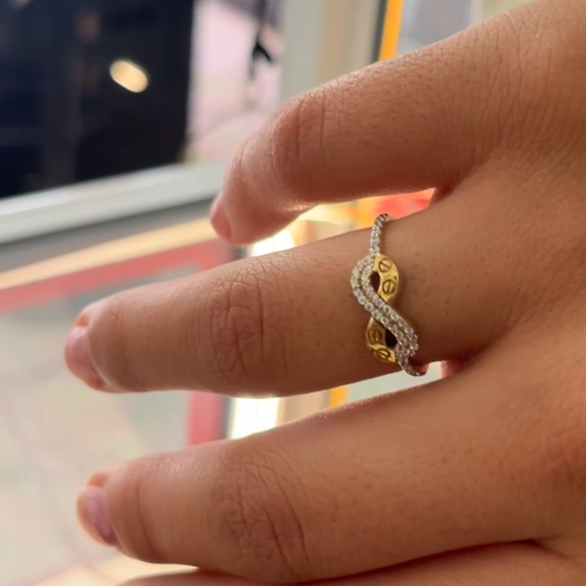 Anillo Infinito California — Oro 10k con CZ corte Diamante