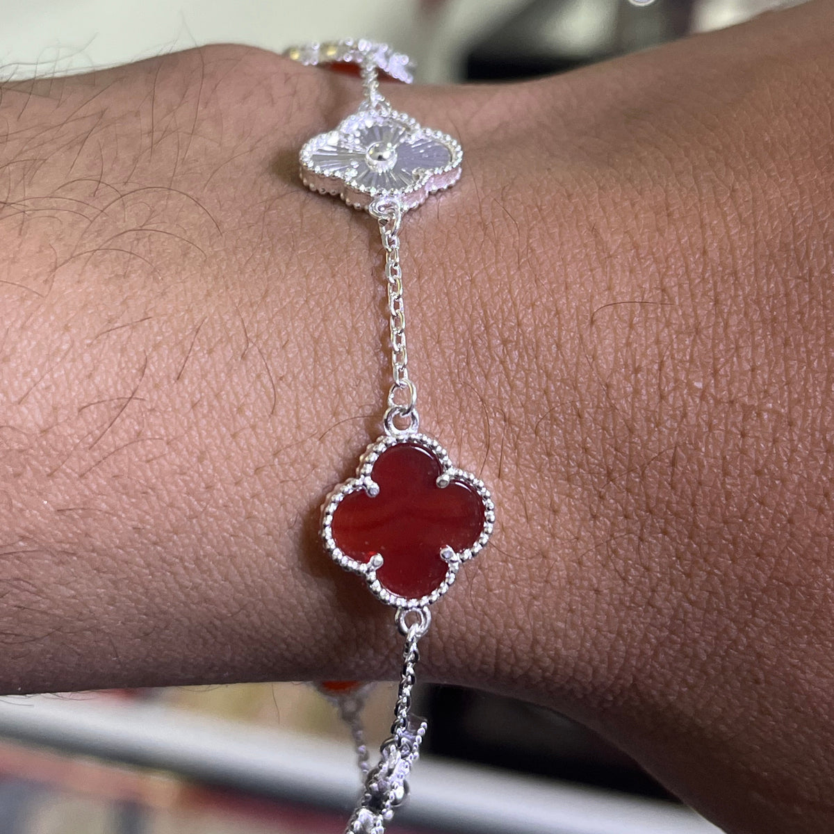 Pulso Tréboles Rojos Plata S.925 — Pasión y Detalle en Cada Eslabón