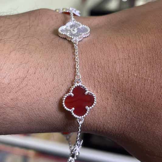 Pulso Tréboles Rojos Plata S.925 — Pasión y Detalle en Cada Eslabón