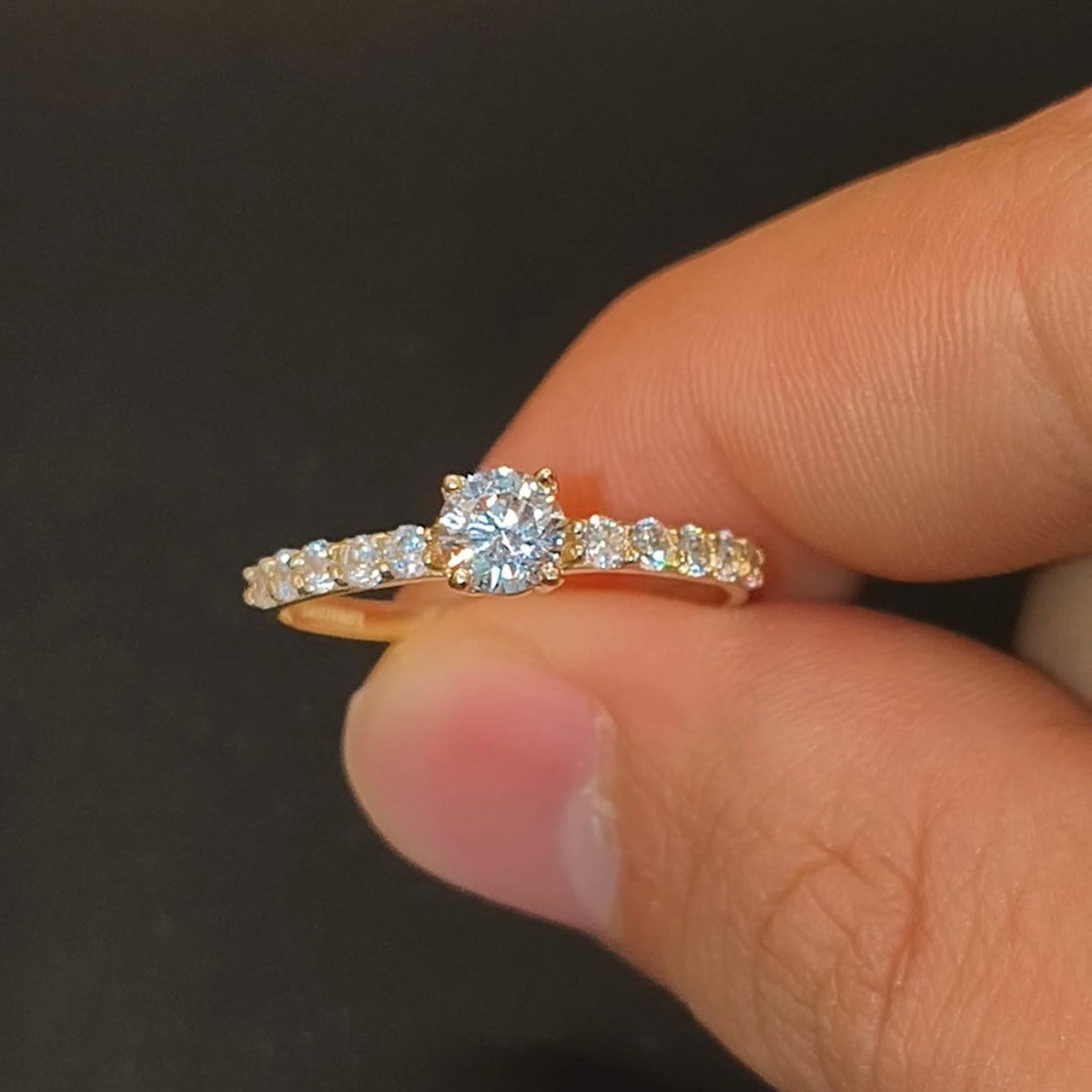 Anillo París  Destellos de CZ corte Diamante en Oro 10k —para Ocasiones Únicas