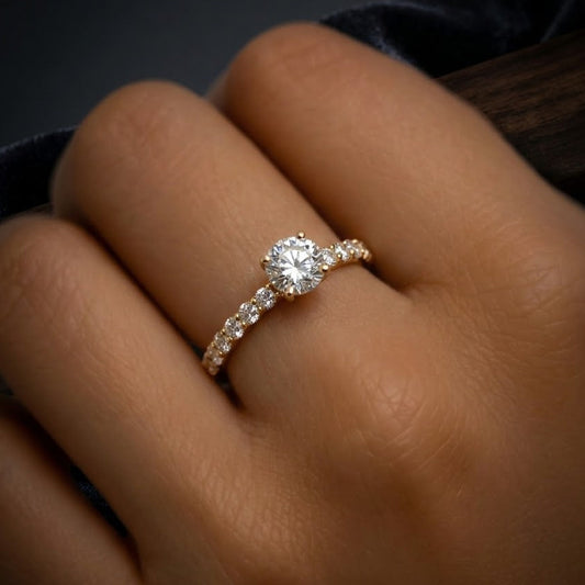 Anillo París — Destellos de Circonia Suiza corte Diamante en Oro 10k para Ocasiones Únicas