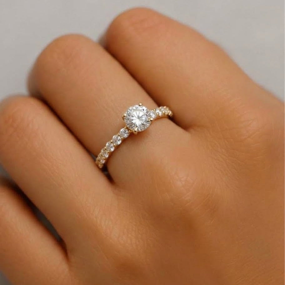 Anillo París  Destellos de CZ corte Diamante en Oro 10k —para Ocasiones Únicas