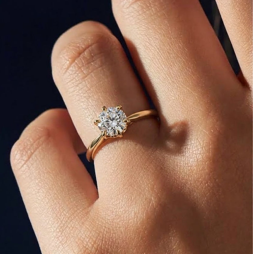 Anillo Milán — Promesa en Oro 10k con Pulido Espejo y CZ corte Diamante