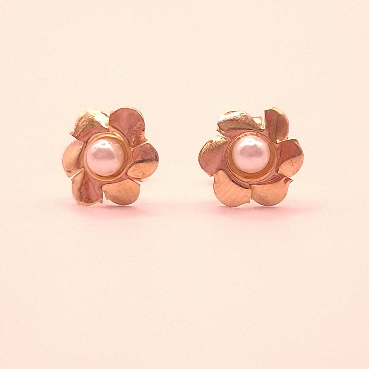 Aretes Pétalos y Perla Oro 10k
