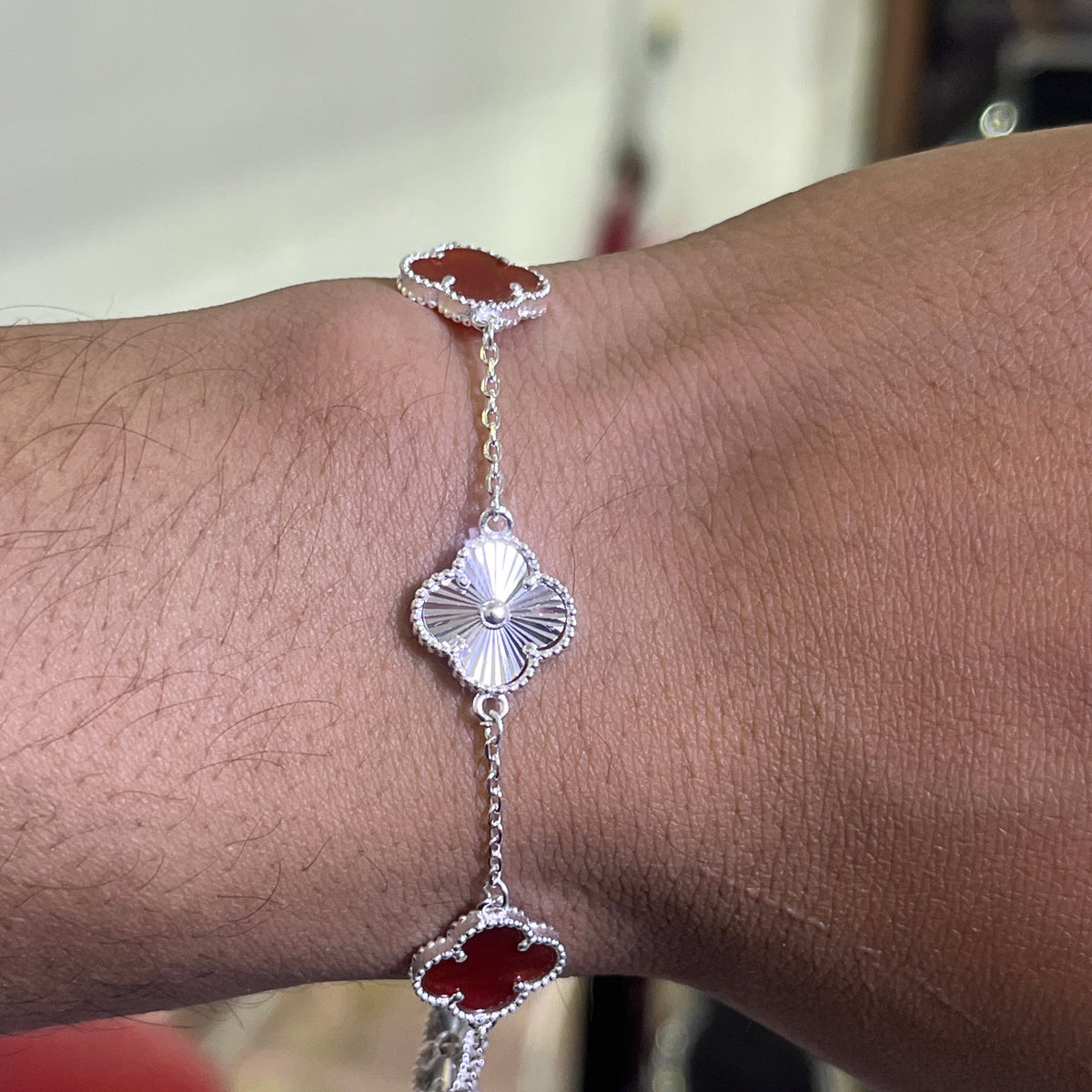 Pulso Tréboles Rojos Plata S.925 — Pasión y Detalle en Cada Eslabón