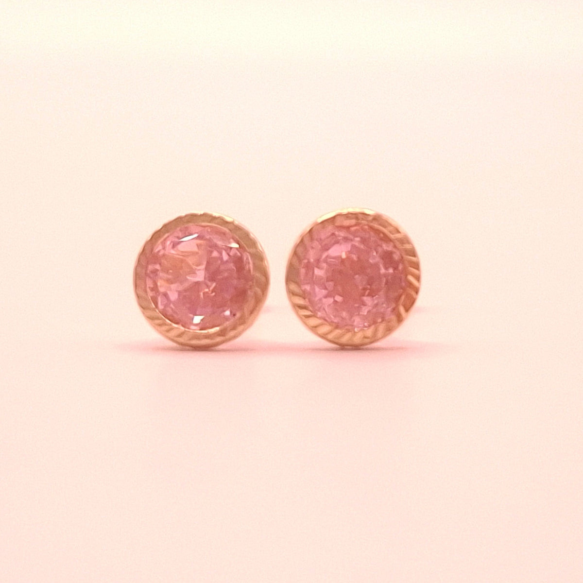 Aretes de Oro Sólido 10k con Diamante CZ Rosa