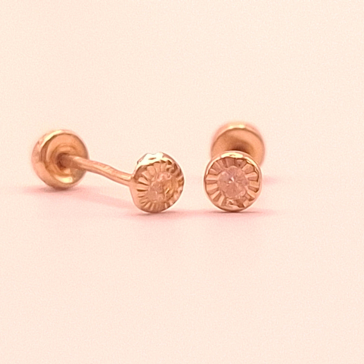 Aretes tipo stud con Circonia Suiza corte Diamante en oro sólido 10k