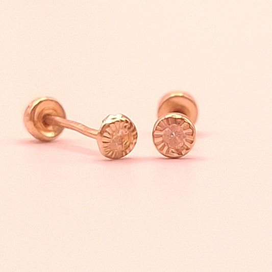 Aretes tipo stud con Circonia Suiza corte Diamante en oro sólido 10k