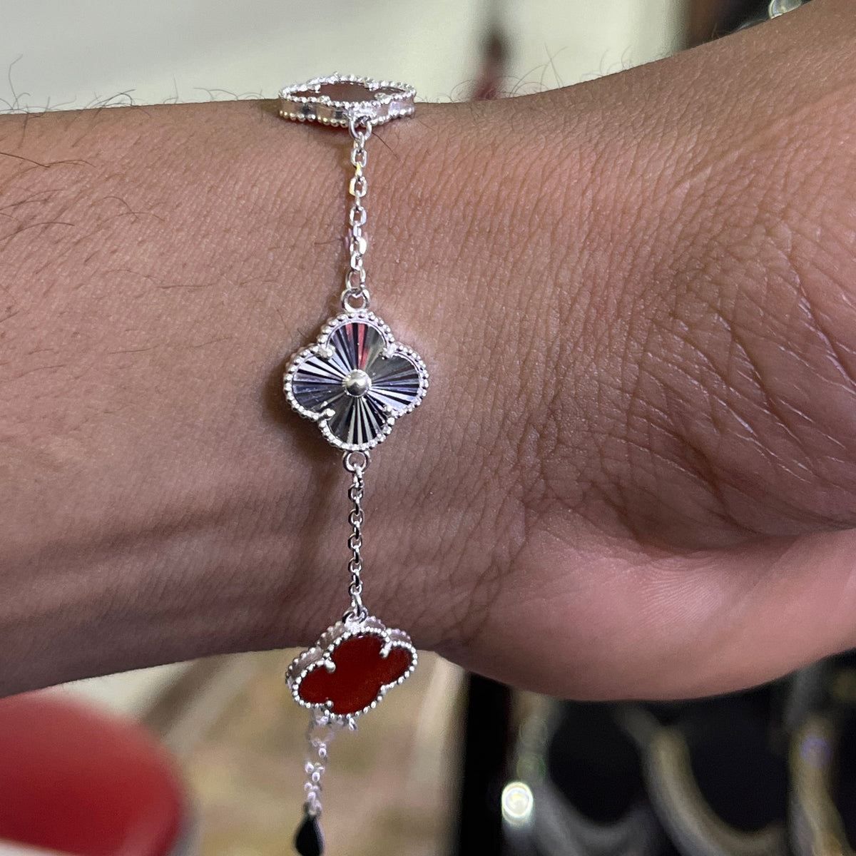 Pulso Tréboles Rojos Plata S.925 — Pasión y Detalle en Cada Eslabón