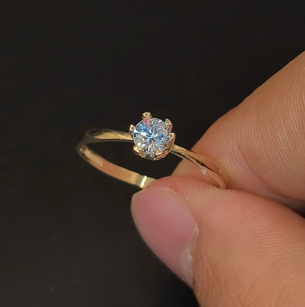 Anillo Milán — Promesa en Oro 10k con Pulido Espejo y CZ corte Diamante