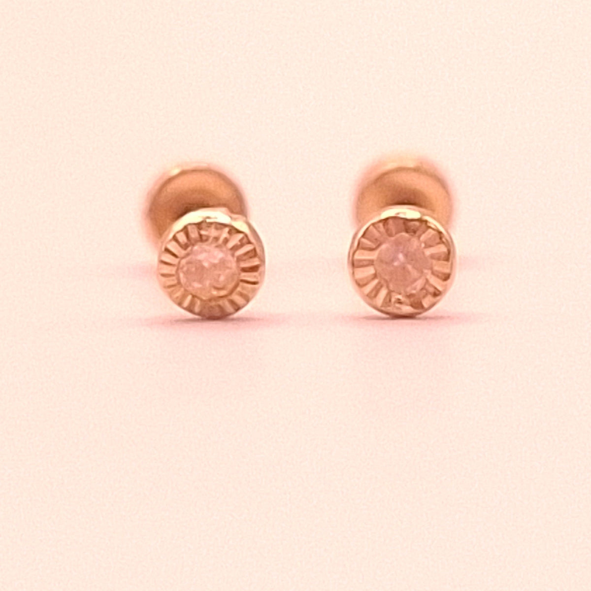 Aretes tipo stud con Circonia Suiza corte Diamante en oro sólido 10k